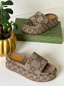 Gucci Sandália Plataforma Monogram Bege