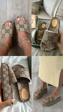 Gucci Sandália Plataforma Monogram Bege